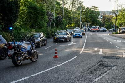 Stuttgart: Motorrradfahrer prallt in PKW und wird schwer verletzt